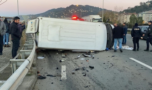 Rize'de minibüs ile otomobil çarpıştı: 4 yaralı