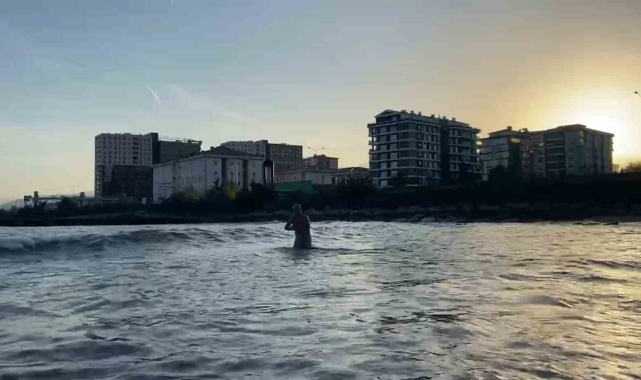 Rizeli havaların soğumasına aldırmadan Kasım ayında denize girdi