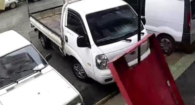 Rüzgârdan devrilen buzdolabı kapağı otomobile zarar verdi