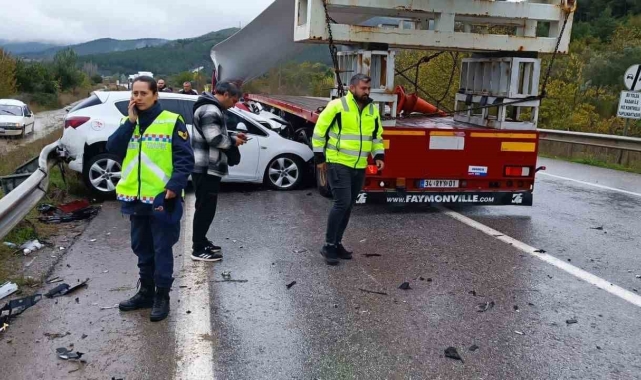 Rüzgar türbini taşıyan tır, altına aldığı 3 aracı metrelerce sürükledi
