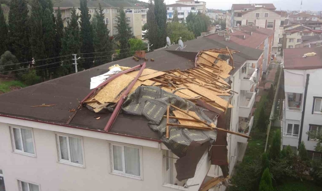 Rüzgara dayanamadı, karşı binanın çatısına uçtu
