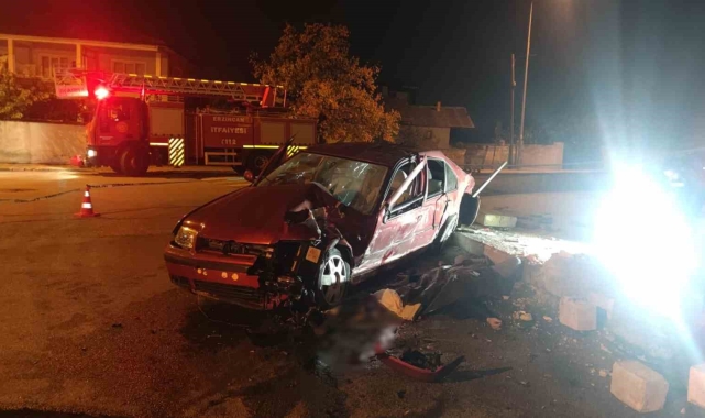 Saat kulesine çarpan otomobilin sürücüsü hayatını kaybetti