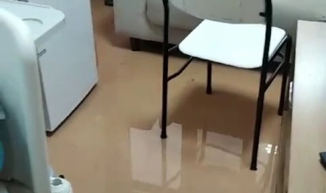 Sağanak sonrası hastaneyi su bastı