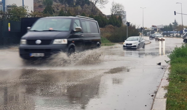 Sağanak sonrası yollarda su birikintileri oluştu
