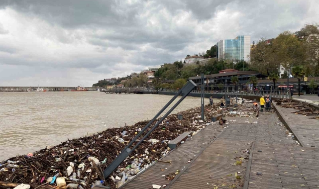 Sağanak sonrası Zonguldak sahilinde kirlilik oluştu