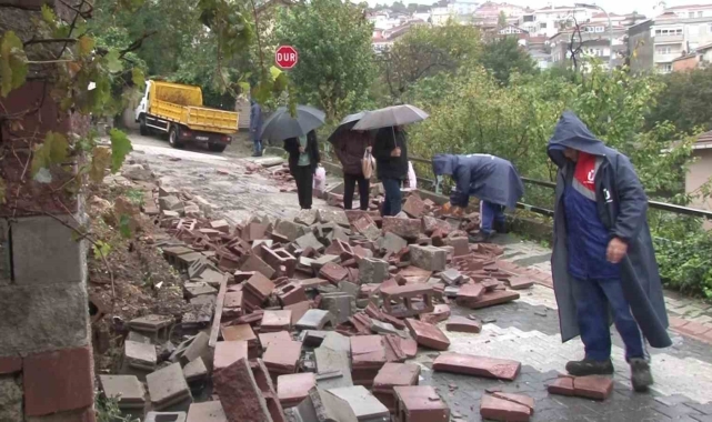 Sağanak yağış nedeniyle Üsküdar'da bahçe duvarı çöktü