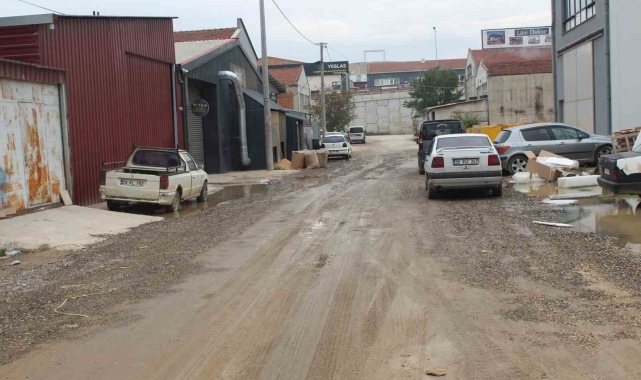 Sağanak yağış sonrası sokak çamura büründü