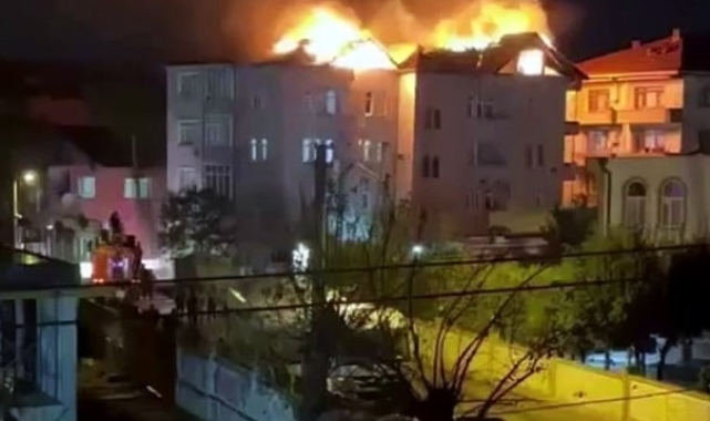 Sakarya'da çatı alevlere teslim oldu, o anlar kamerada