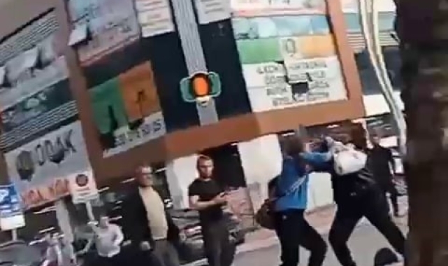 Sakarya'da kızların kavgası kamerada: Elinde silah ile saldırdı