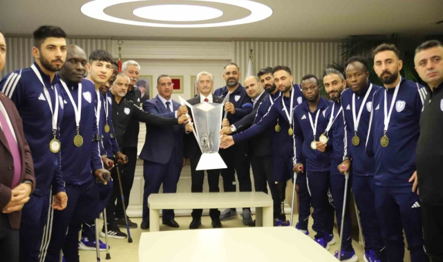 Şampiyon Şahinbey Ampute'den, Başkan Tahmazoğlu'na kupa sürprizi