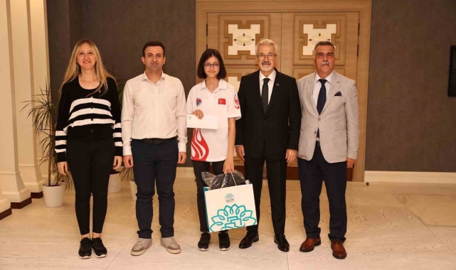 Şampiyonluk sevinçlerini Başkan Erdem'le paylaştılar
