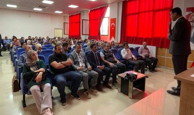 Samsat'taki okullarda kişisel gelişim konferansı verildi