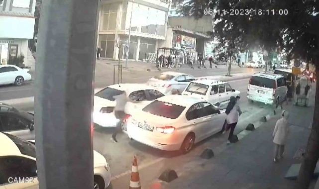 Sancaktepe'de otomobilinde saldırıya uğrayan sürücü, araçlara çarparak kaçtı