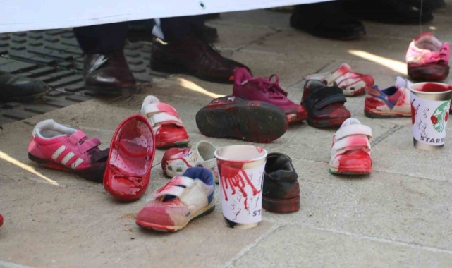 Şanlıurfa'da kanlı çocuk ayakkabıları ile Gazze'deki katliama dikkat çekildi