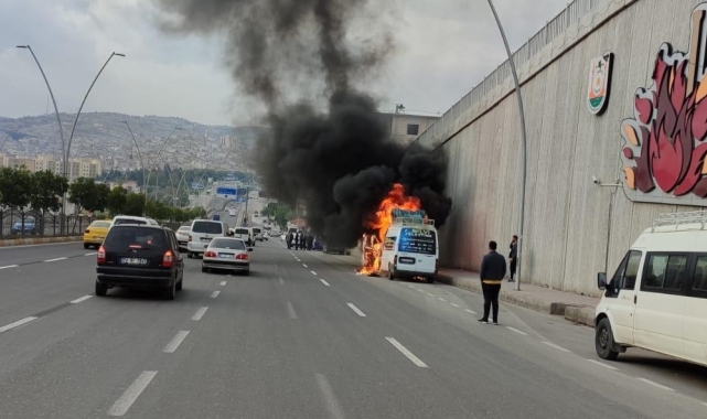 Şanlıurfa'da seyir halindeki minibüs alev topuna döndü: O anlar kamerada