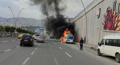 Şanlıurfa'da seyir halindeki minibüs alev topuna döndü: O anlar kamerada