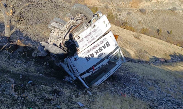 Şarampole devrilen kamyondan atlayarak kurtuldular