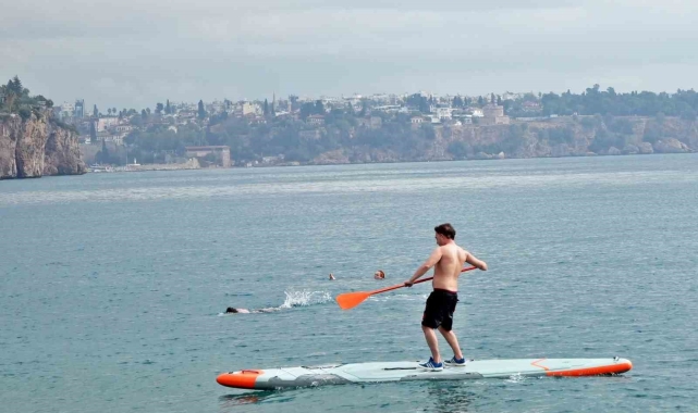 Sarı ve turuncu kodla uyarılan Antalya'da deniz keyfi