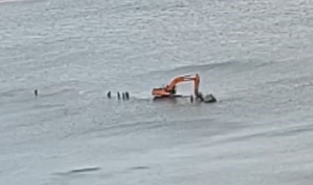 Sazlıdere Barajı'nda soktukları traktör akıntıya kapılarak suya saplandı