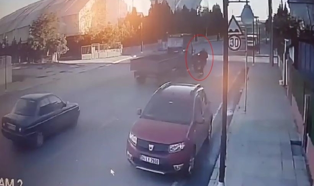 Scooter ile traktörün çarpıştığı kaza kamerada