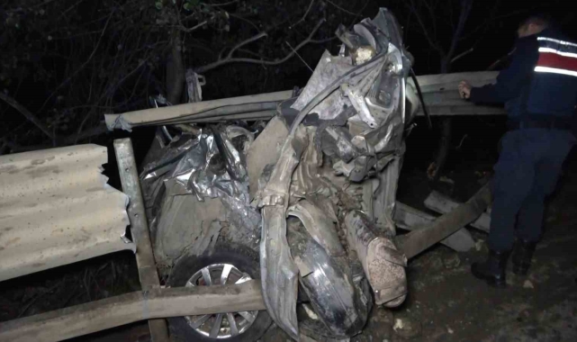 Şeker pancarı yüklü tır 2 kişinin bulunduğu otomobili ezdi geçti: 1 ölü, 2 yaralı