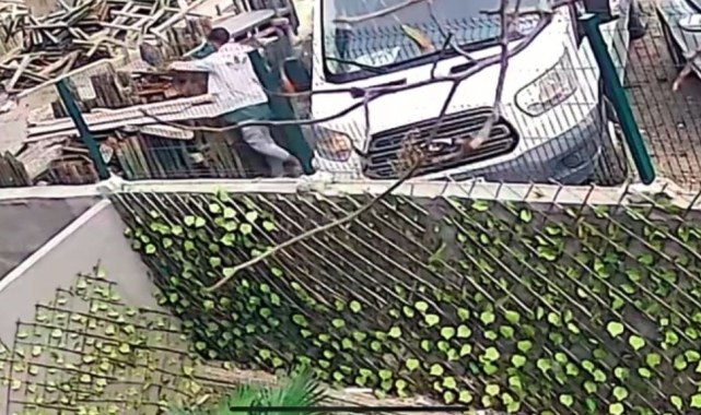 Servis minibüsüyle gelip 20 bin liralık inşaat malzemesi çalan şahıs kamerada