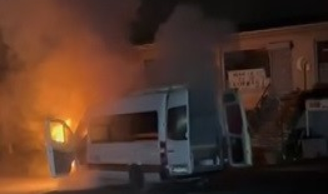 Servis minübüsü alev topuna döndü: İşçiler ölümden kıl payı kurtuldu