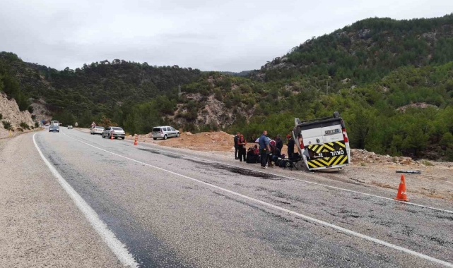 Seydikemer'de servis aracı devrildi: 9 yarlı