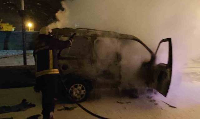 Seyir halindeki kamyonet alev alev yandı