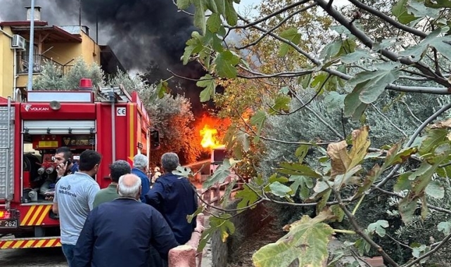 Seyir halindeki minibüs bir anda alev aldı