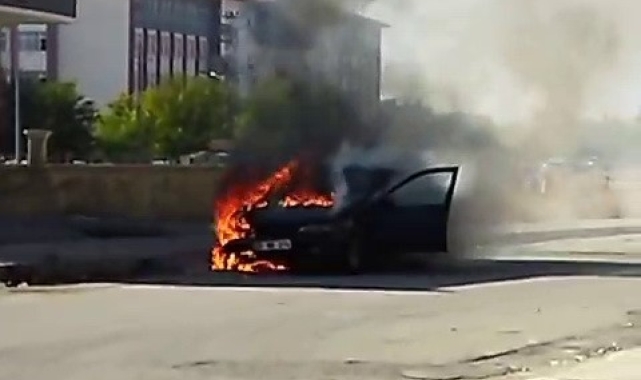 Seyir halindeki otomobil cayır cayır yandı