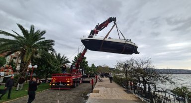 Şiddetli fırtına ve dev dalgalar 92 balıkçı teknesine zarar verdi