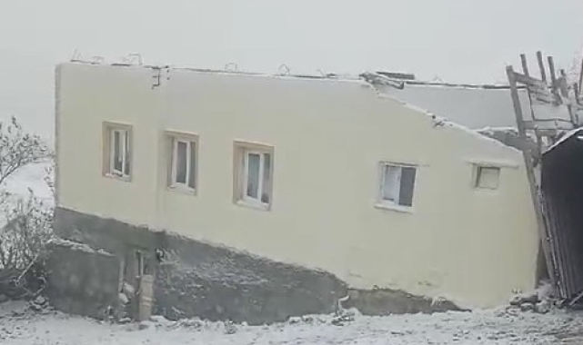 Şiddetli rüzgar caminin çatısını uçurdu