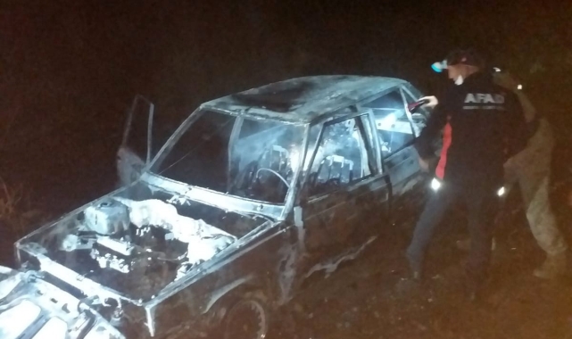 Siirt'in Kurtalan ilçesine bağlı Gözpınar köyü yakınlarında kaza yapan otomobilin yanması sonucu ilk belirlemelere göre 5 kişi hayatını kaybetti.