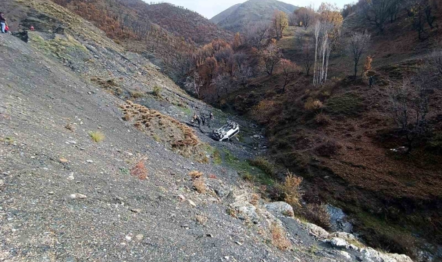 Siirt'te 3 kişinin yaralandığı kazada minibüs 5 saatlik çalışmayla vadiden çıkartıldı