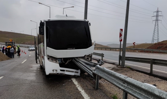 Siirt'te bariyere saplanan polis otobüsünde maddi hasar oluştu