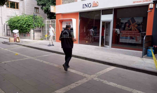 Silahlı saldırıda yaralandı, bankaya sığındı