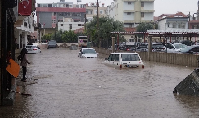 Silifke'de yağış yolları göle çevirdi, araçlar suya gömüldü