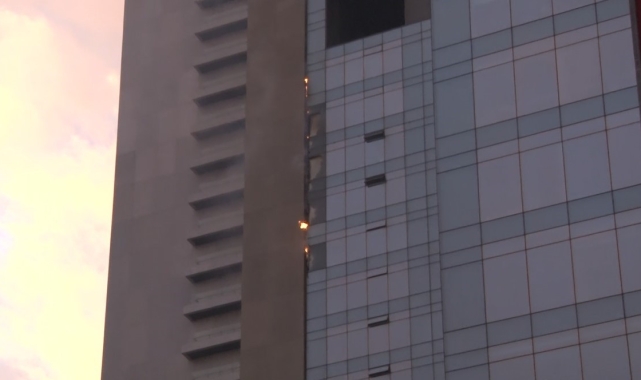 Şişli'de 42 katlı Torun Center'dan alevler yükseldi