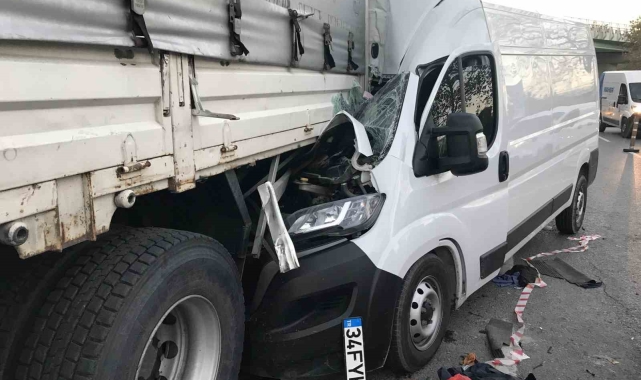 Şişli'de panelvan kamyonun altına girdi, sürücü kazayı sıyrıklarla atlattı