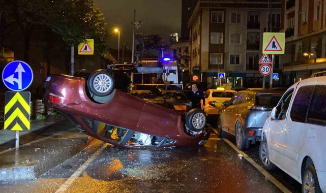 Şişli'de sürücü dehşeti: Patlak lastiğe aldırış etmeden yola devam etti, refüje çıkarak takla attı