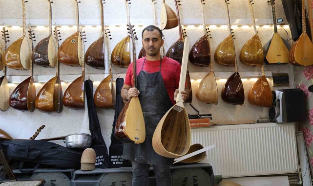 Sivas'ın en genç saz ustası, dede mesleğini sürdürüyor