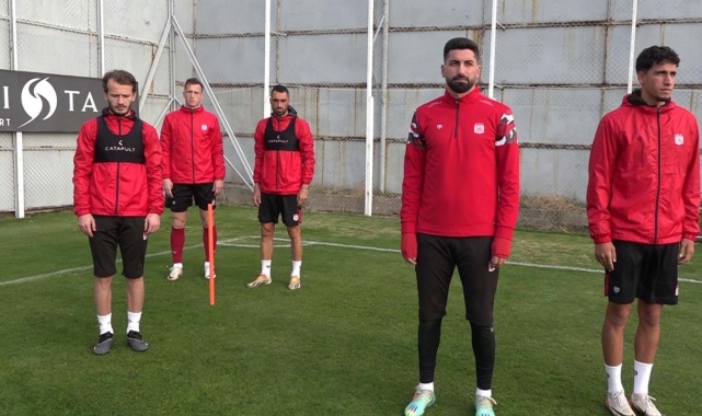 Sivasspor, saat 09.05'te saygı duruşunda bulundu