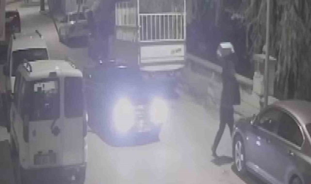 Sivas'ta bir garip olay, kaldırım taşını otomobilin camına sapladı