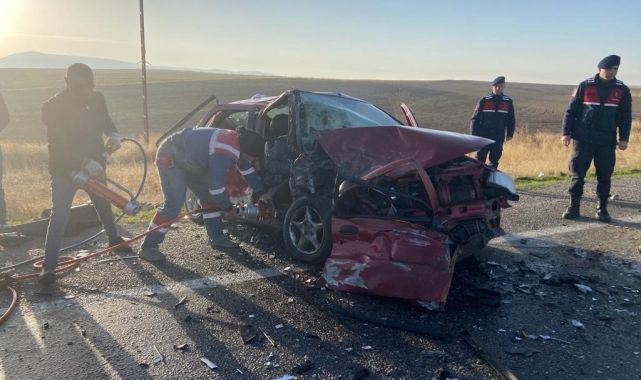 Sivas'ta otomobiller çarpıştı: 1 ölü 4 yaralı
