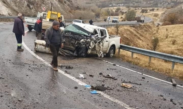 Sivas'ta pikap ile tır çarpıştı: 1'i ağır 2 yaralı
