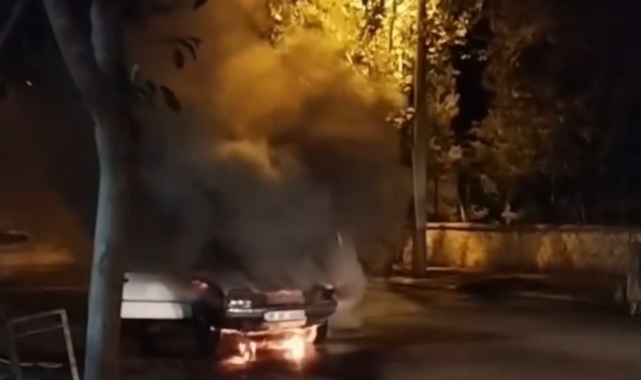 Siverek'te seyir halindeyken yanan otomobil kullanılamaz hale geldi