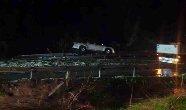 Söke'de sel suları yol kapattı, iki araç yol kenarında askıda kaldı