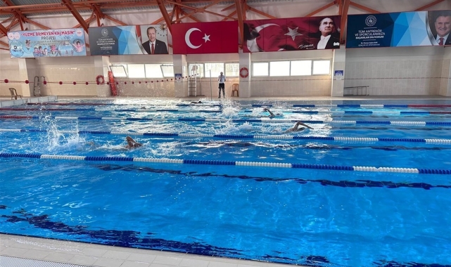 Sporcular şampiyon olmak için kulaç attı
