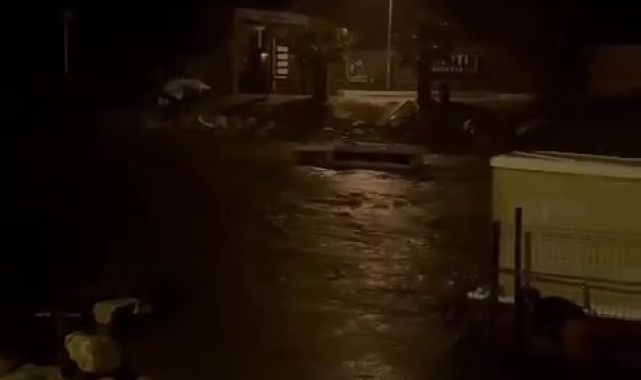 Su debisi yükselen çayda bulunan tekneler akıntı ile açık denize sürüklendi